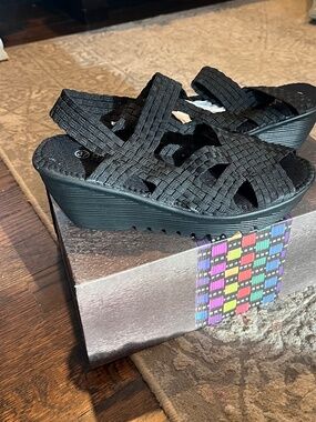 Bernie Mev Sandals Size 6.5 Black